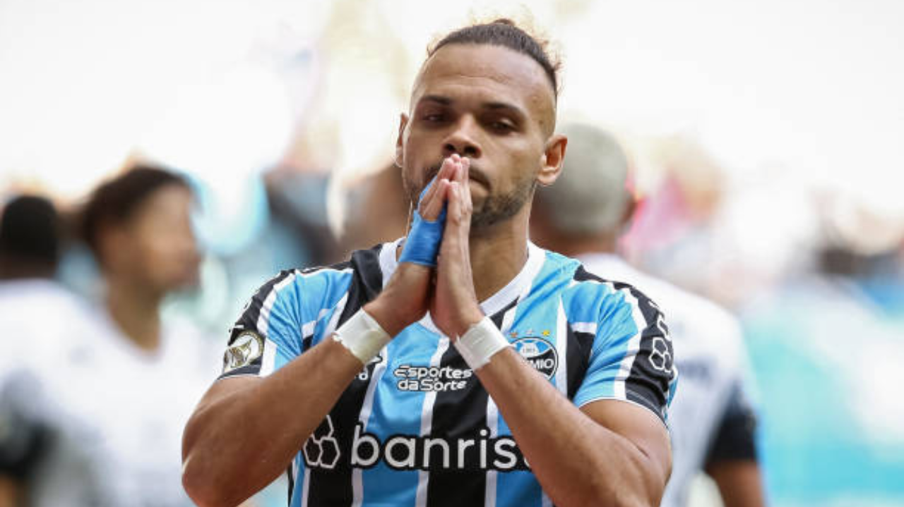 Braithwaite minimiza críticas às últimas atuações do Grêmio