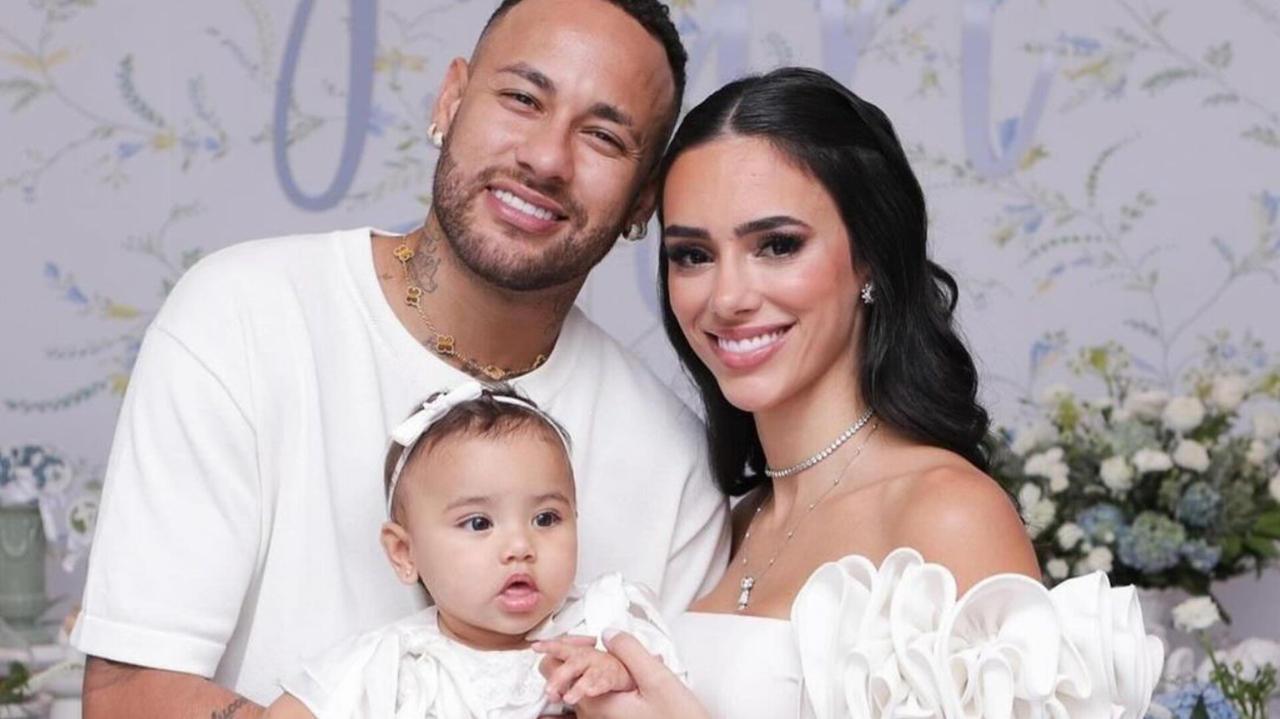 Neymar posta foto de Mavie e Helena brincando em raro encontro