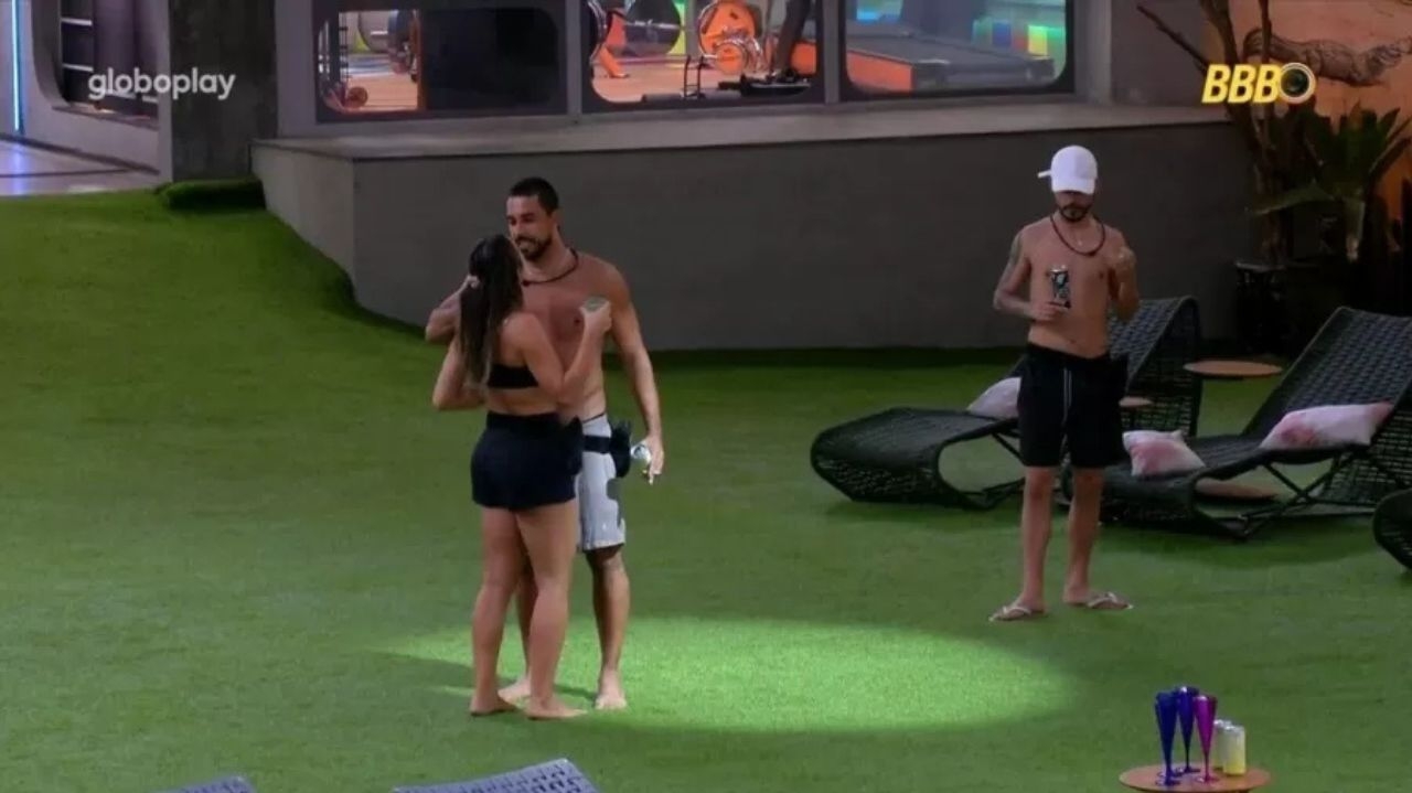 BBB 25: Maike puxa cabelo de Renata e leva atenção da produção