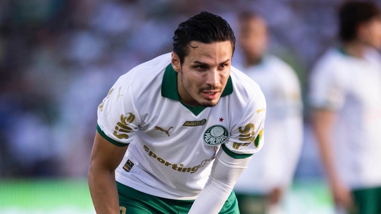 Quadro médico de Raphael Veiga é atualizado pelo Palmeiras e jogador tem lesão no ombro