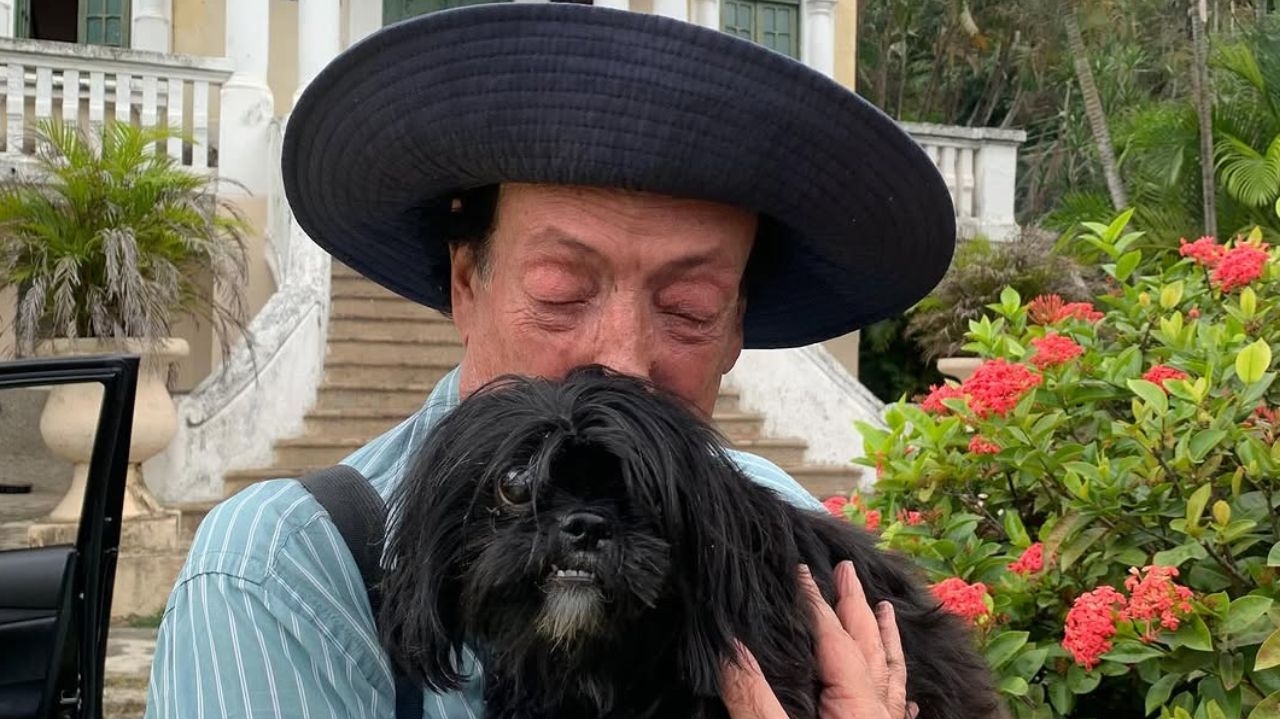 Marcos Oliveira conhecido por “Beiçola” chora por mudar para o Retiro dos Artistas