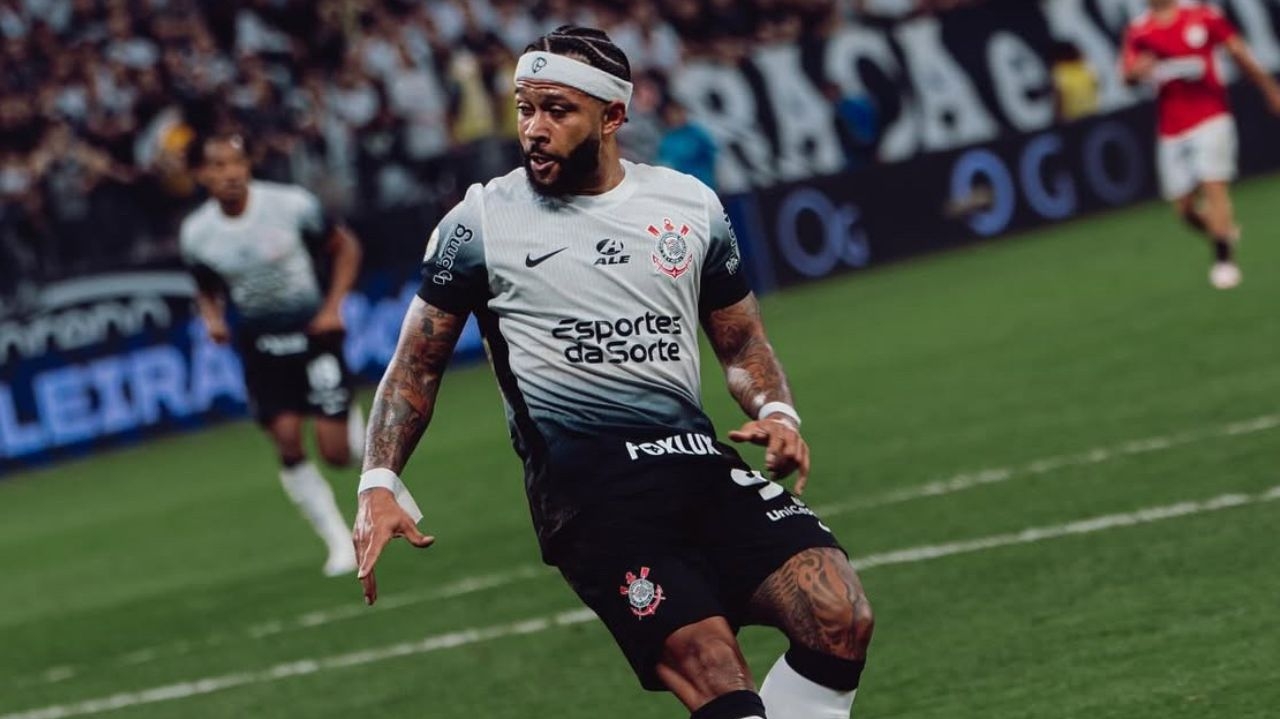 Memphis Depay pode retornar aos gramados no clássico contra o Palmeiras