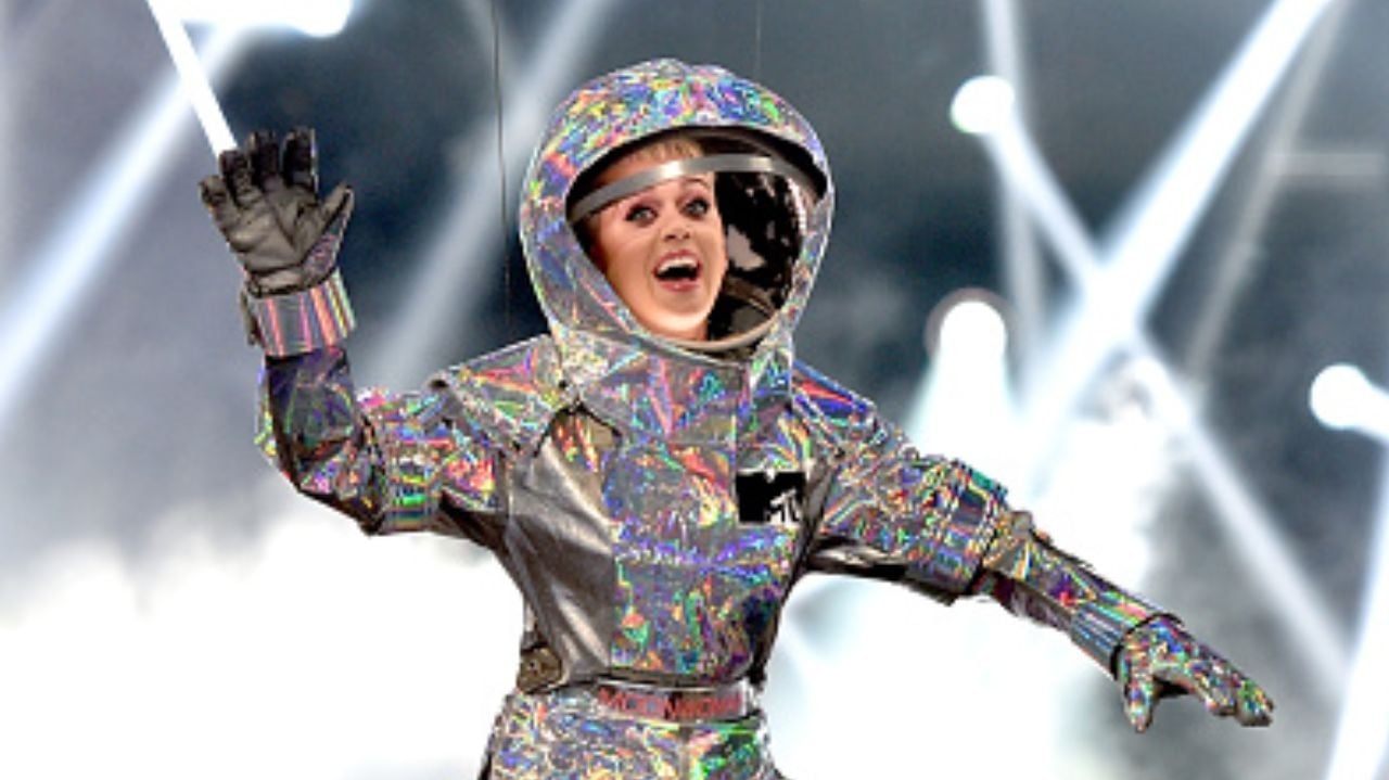 Katy Perry pediu sinal ao universo antes de decidir viajar para o espaço