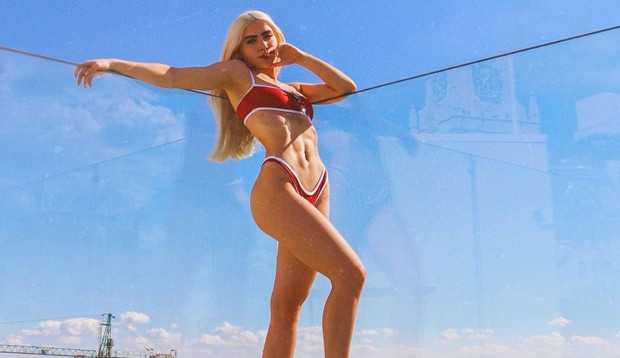 Jade Picon é vista curtindo a tarde de sábado em hotel do jogador Cristiano Ronaldo em Madrid