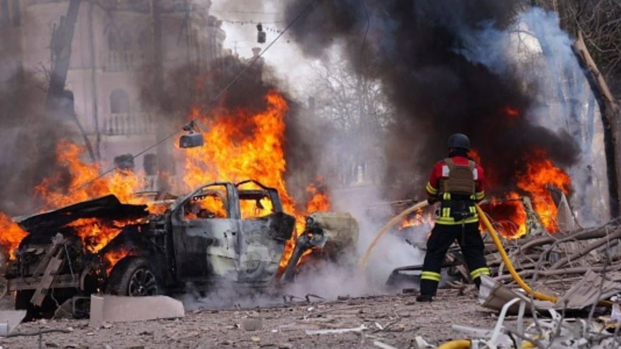 Ataque russo em Sumy mata 32 e reacende pressão internacional por cessar-fogo