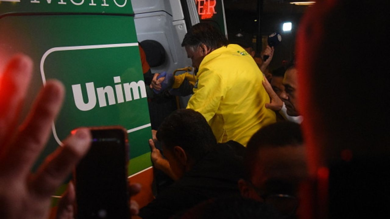 Médico relata quadro grave de Bolsonaro e ex-presidente é transferido para Brasília