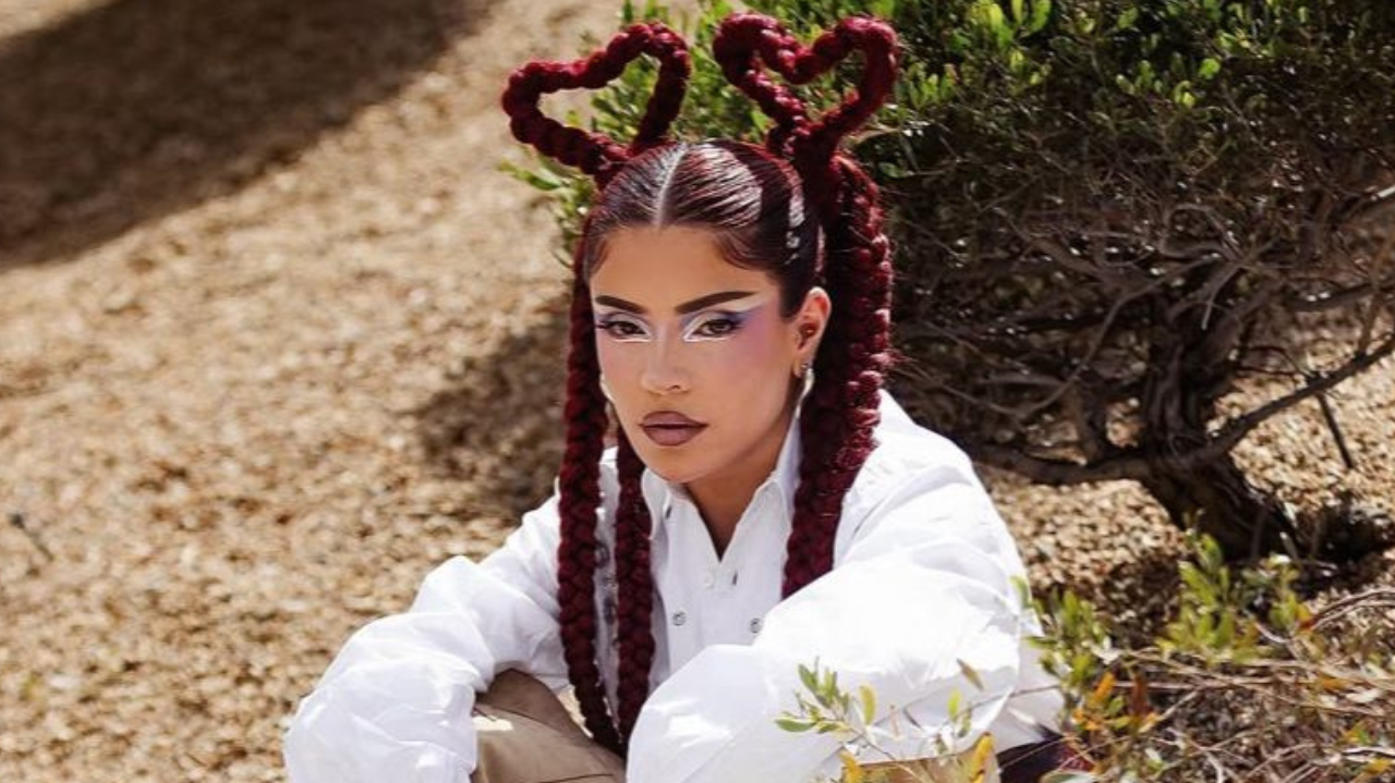 Gkay entrega look poderoso no Coachella e rouba a cena com tranças vermelhas e mix de estilos