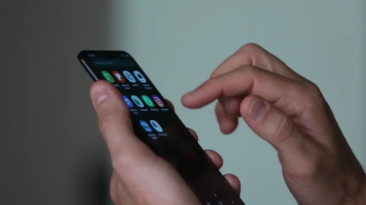 Mais de 500 mil pessoas foram vítimas de golpes bancários por celular em 2024