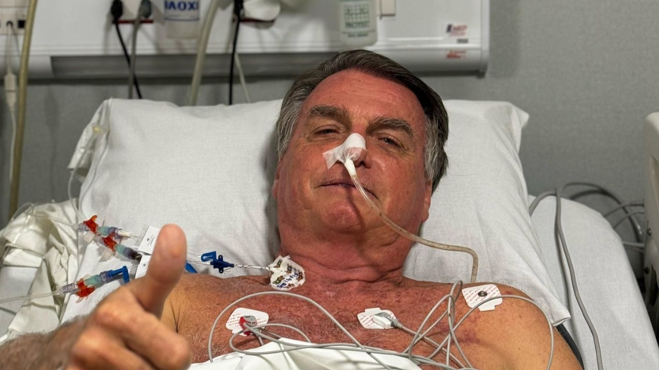 Bolsonaro segue internado por no mínimo mais duas semanas