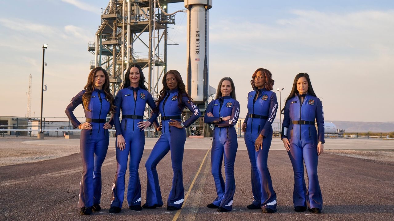 Designers da Monse assinam trajes espaciais da missão que levou Katy Perry ao espaço