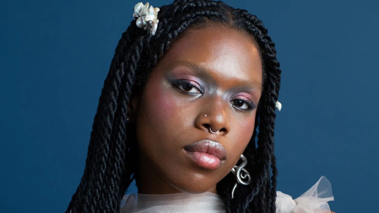 Beleza em 2025 explora a coexistência entre tendências e contra-tendências