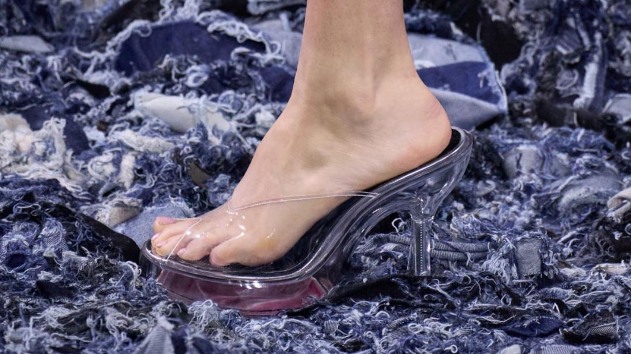 Clássicas sandálias dos anos 2000 ressurgem na onda fashion nostálgica de 2025