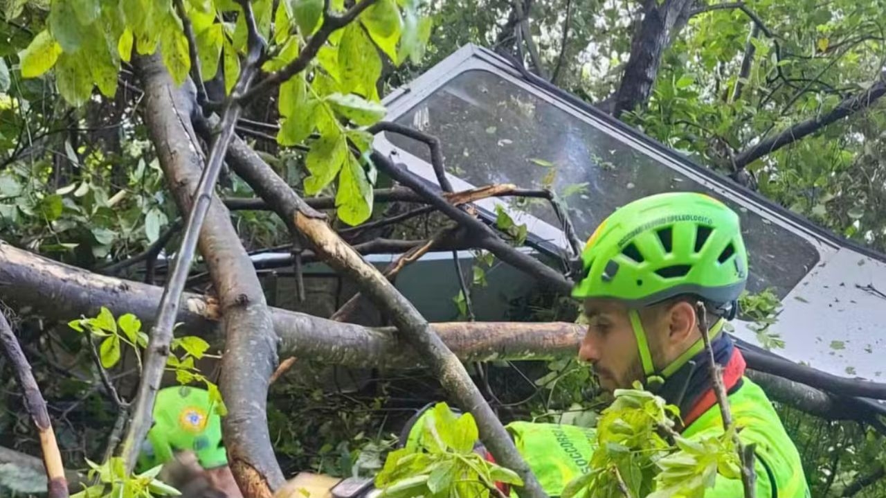 Quatro pessoas morrem após cabine de teleférico despencar na Itália