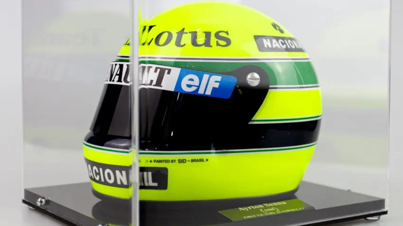 Empresa lançará réplica de capacete utilizado por Ayrton Senna em 1985