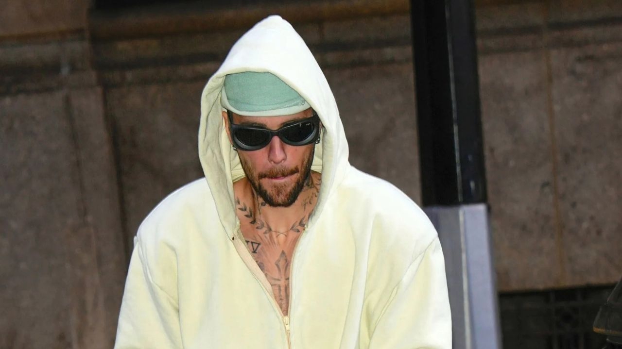 Justin Bieber atrai olhares com look descontraído após aula de yoga