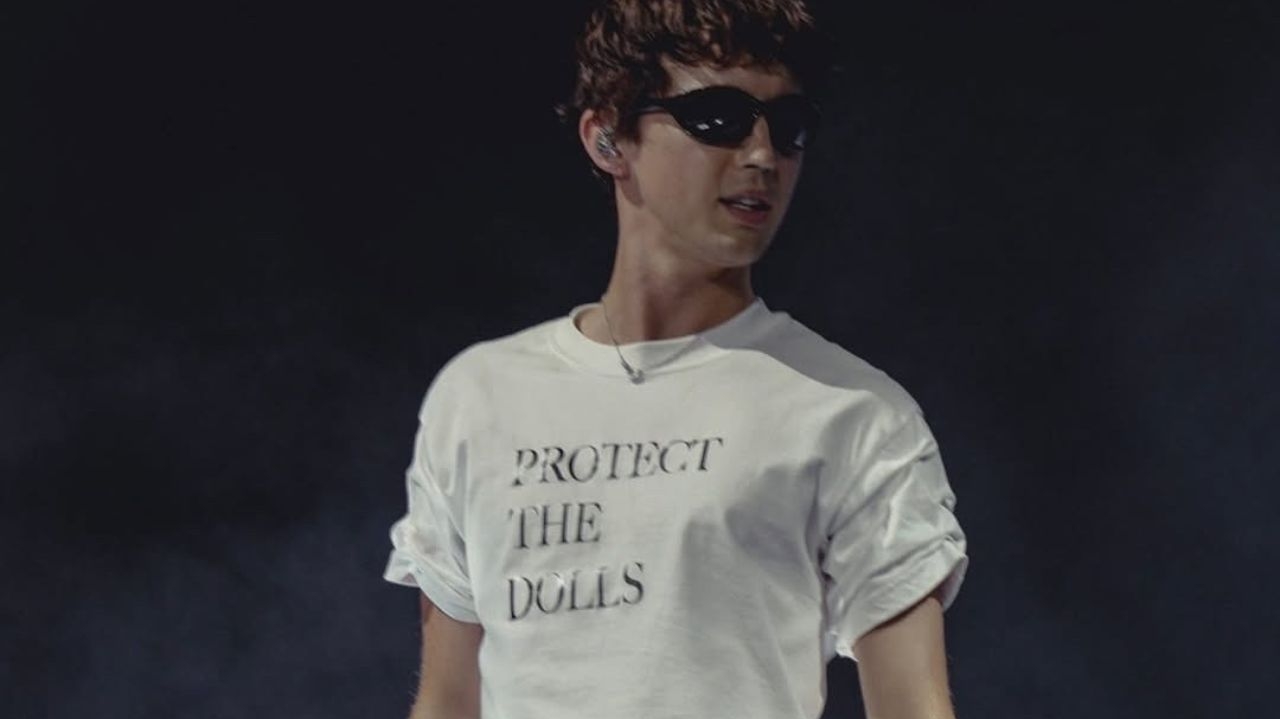 Protect The Dolls: confira a história da camiseta branca que se tornou viral