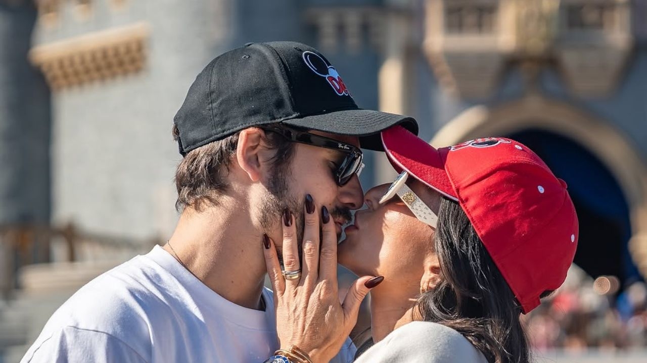 Nicolas Prattes e Sabrina aproveitam férias na Flórida e registram momentos em família