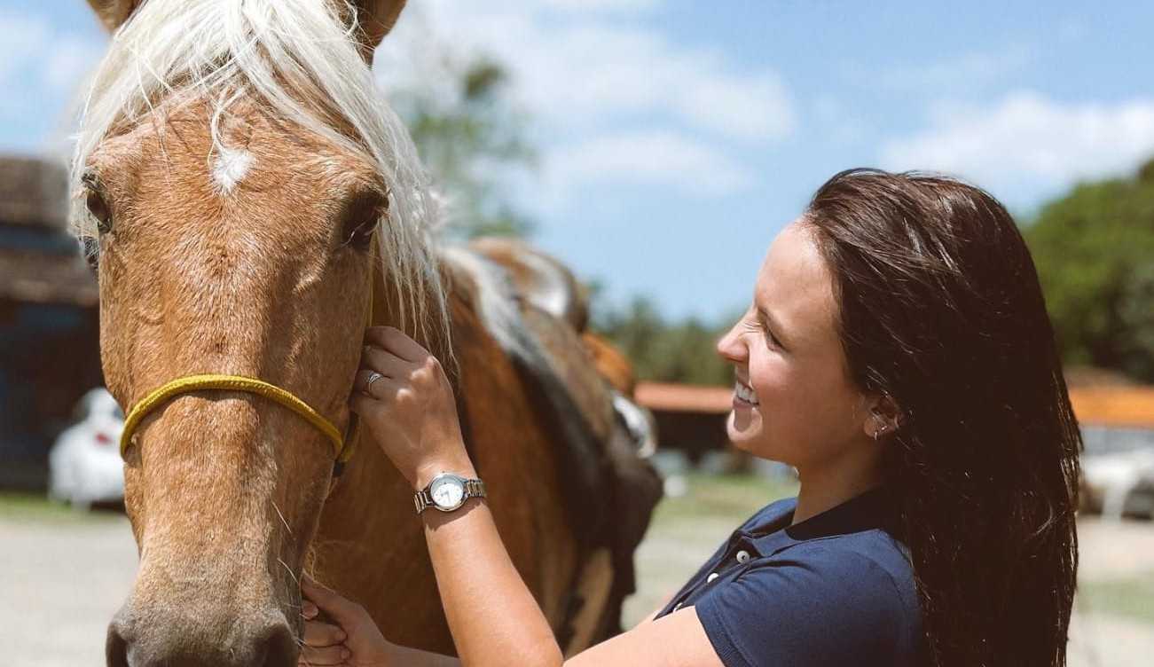 Larissa Manoela está decidida a superar seu trauma com cavalos