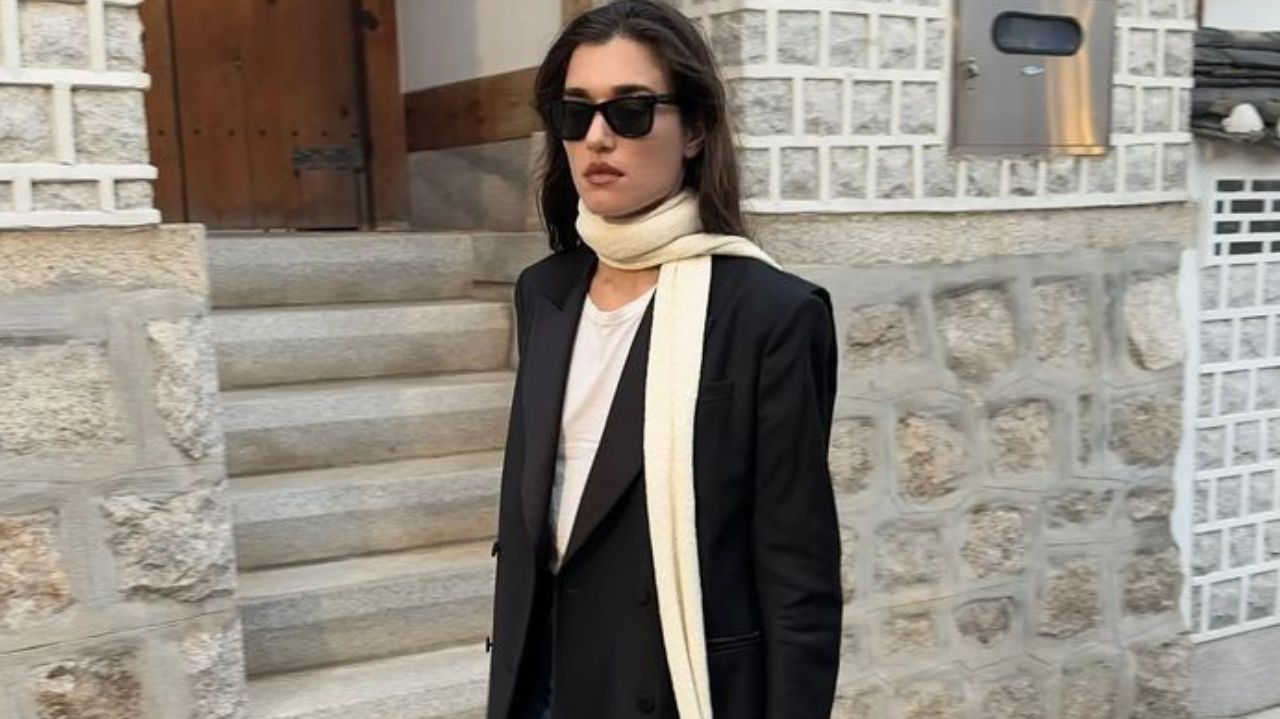 Skinny scarf retorna como peça-chave nos looks de 2025