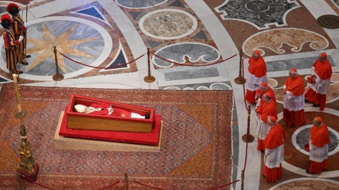 Basílica de São Pedro recebe corpo do Papa Francisco para última homenagem