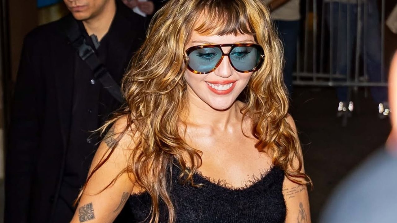 Miley Cyrus aposta em corte prático para cabelos ondulados