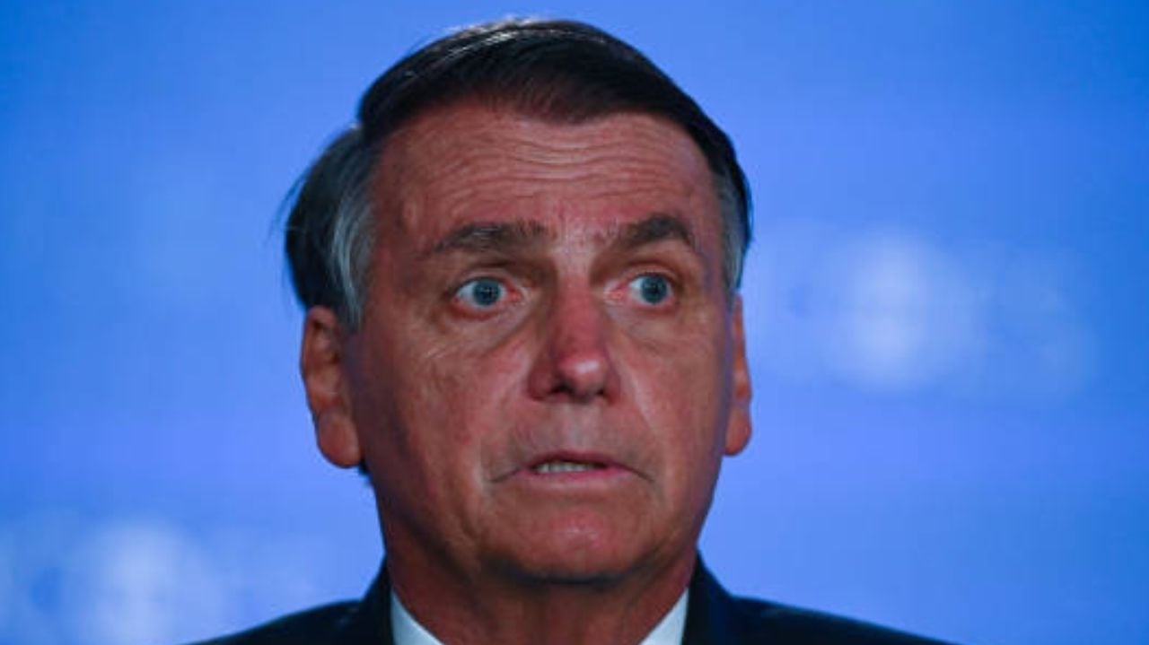 Bolsonaro é notificado pela justiça no hospital após participar de live