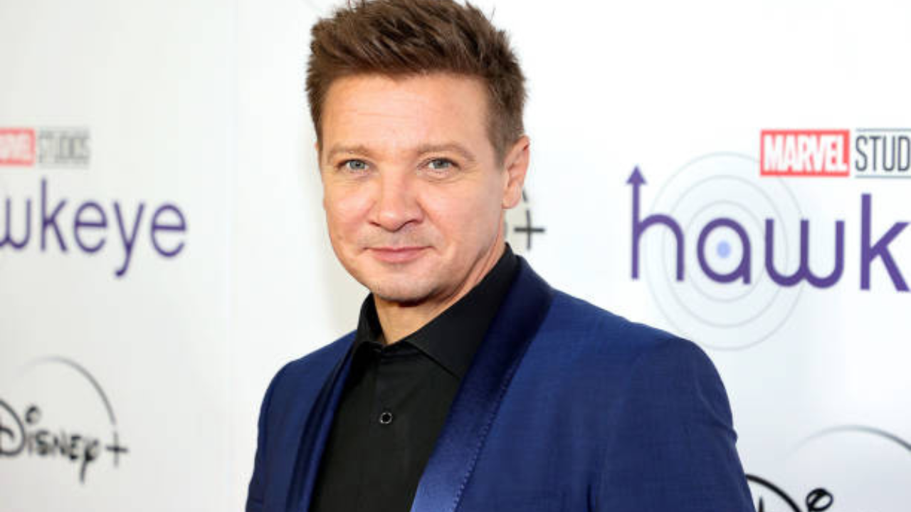 Jeremy Renner destaca superação e renovação em obra autobiográfica