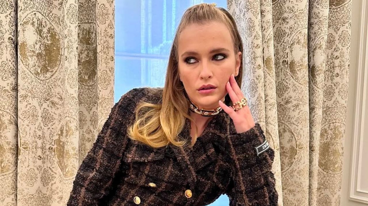 Camille Razat comunica saída da série “Emily em Paris”