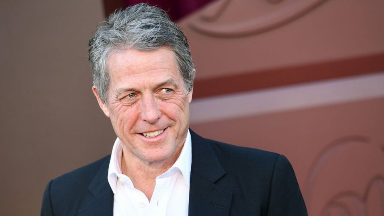 Hugh Grant denuncia rotina digital nas escolas dos filhos e pede mudança