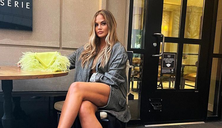 Após perder o bebê Chrissy Teigen faz desabafo sobre seu corpo no Instagram