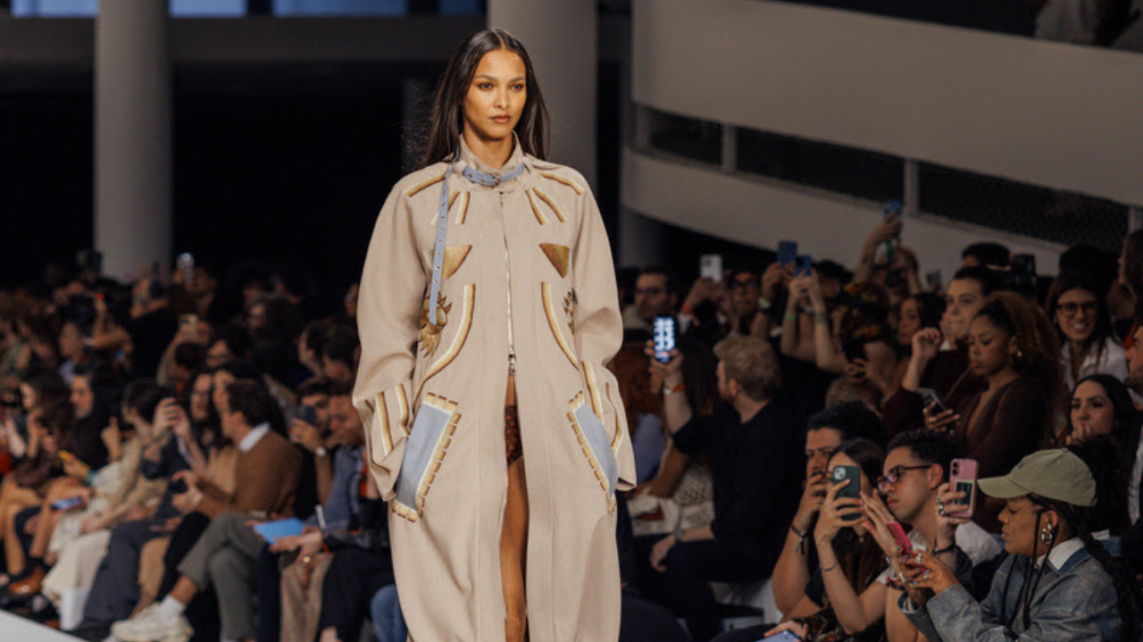 Laís Ribeiro fecha desfile da Misci com peça conceito desenvolvida em parceria com a Casa das Bordadeiras de Timbaúba dos Batistas