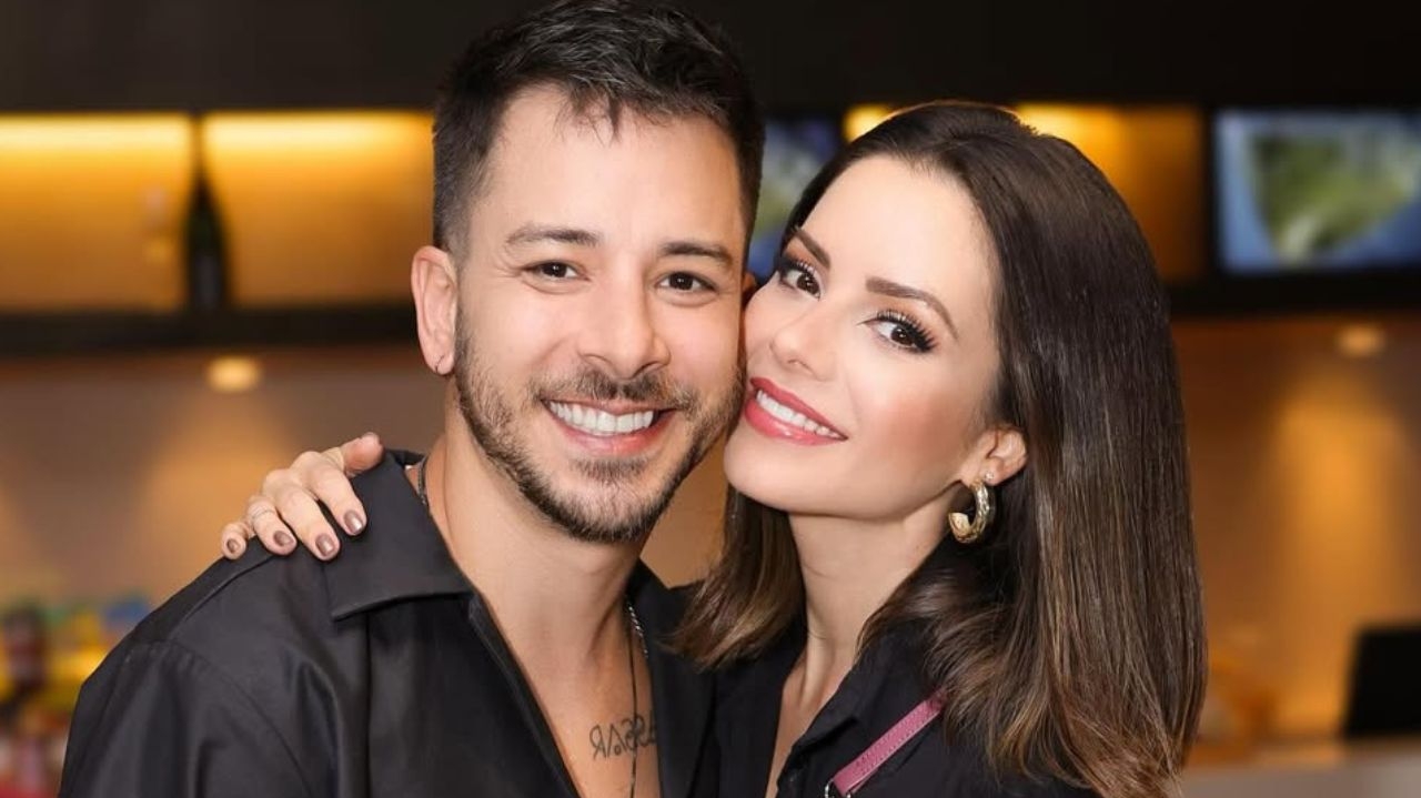 Sandy e Junior levam fãs ao delírio durante desembarque no Rio de Janeiro