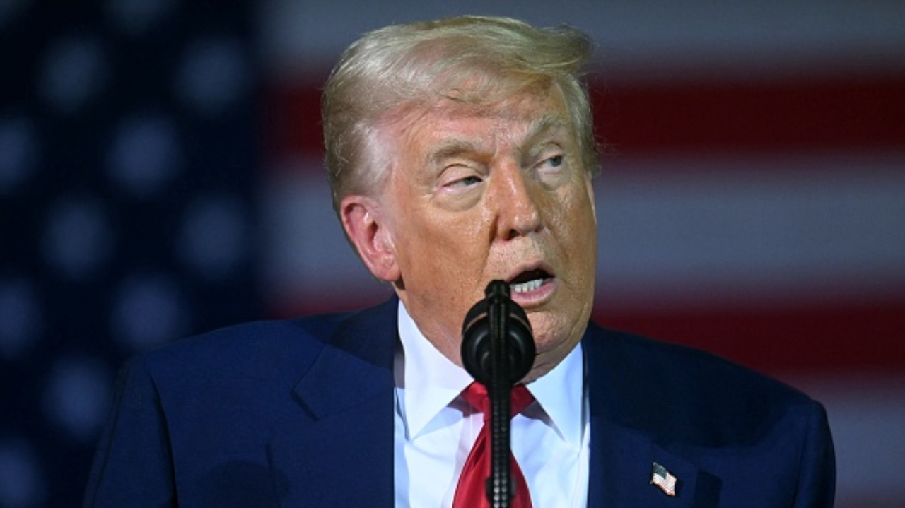 Donald Trump assina mais três decretos anti-imigração