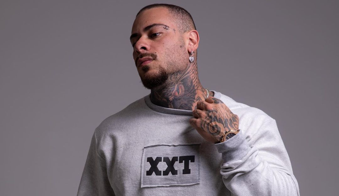 Léo Stronda sofre acidente doméstico e tem 30% do corpo queimado