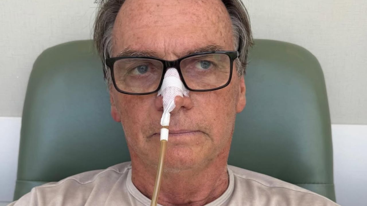 Sonda nasogástrica de Bolsonaro é retirada e ele deixa a UTI após 17 dias