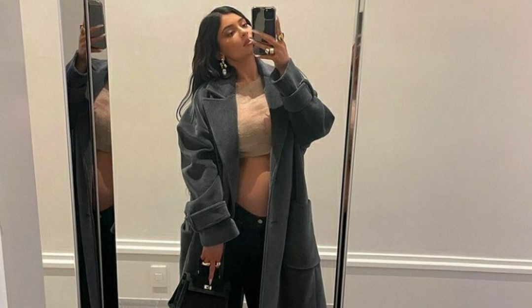 Kylie Jenner exibe a barriga durante gestação de seu segundo filho