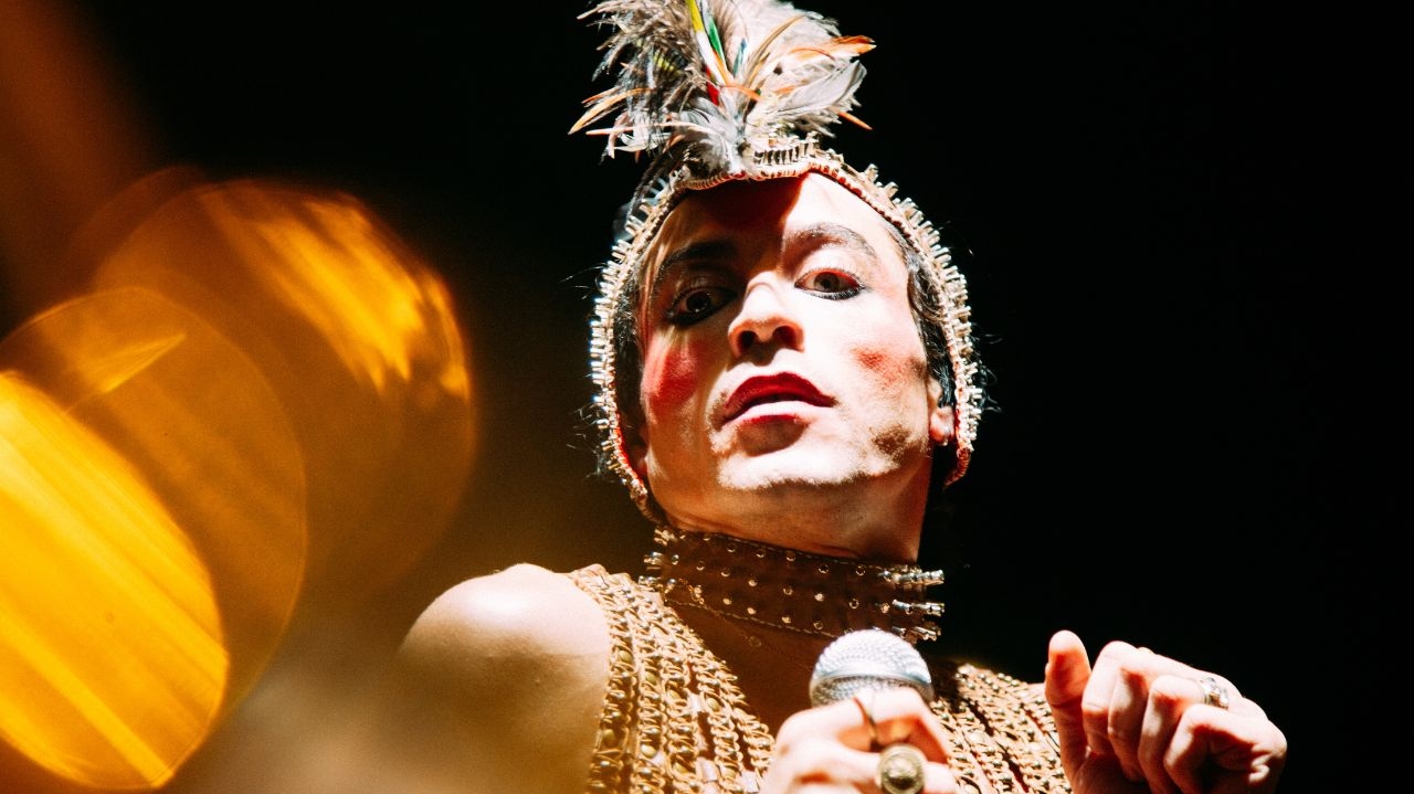 [Crítica] Jesuíta Barbosa brilha como um Ney Matogrosso subversivo em “Homem com H”