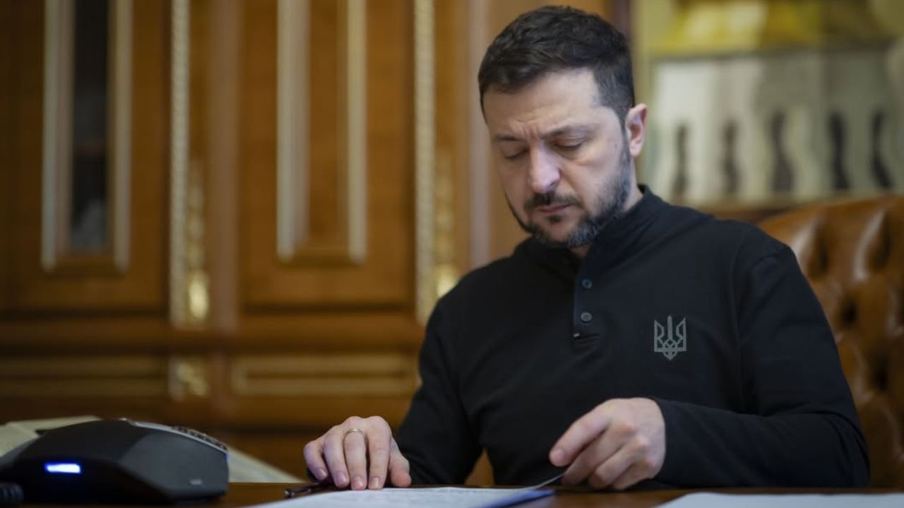 Guerra na Ucrânia: Zelensky classifica o acordo assinado com os EUA como “justo”