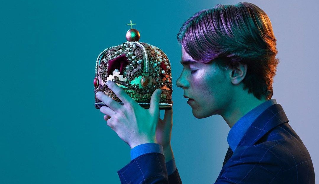 Netflix e elenco de ‘Young Royals’ dão pistas sobre anúncio que será feito na quarta-feira