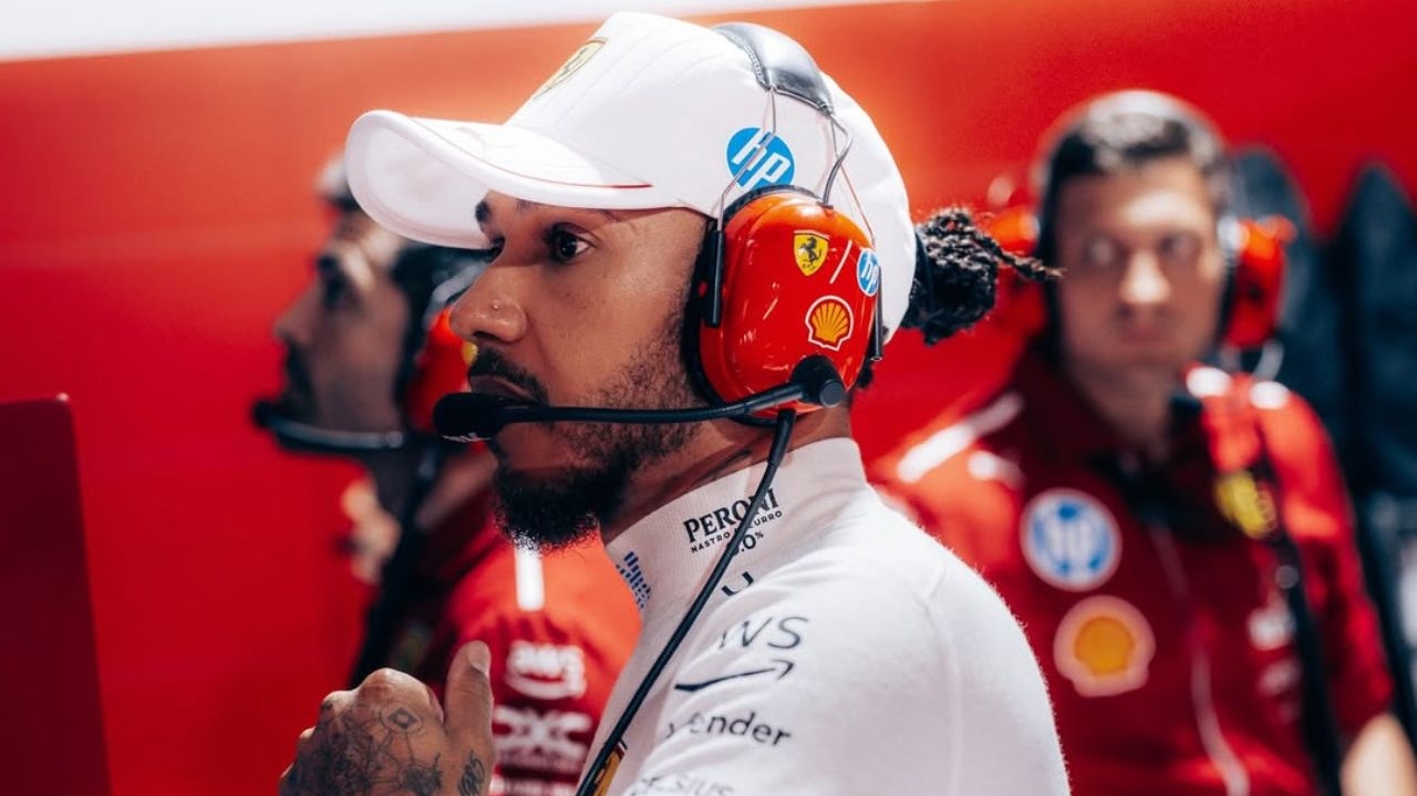 Lewis Hamilton questiona estratégia após troca de posições com Leclerc