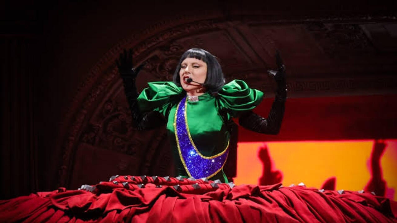 Com vestido nas cores do Brasil, Lady Gaga emociona fãs em show no Rio