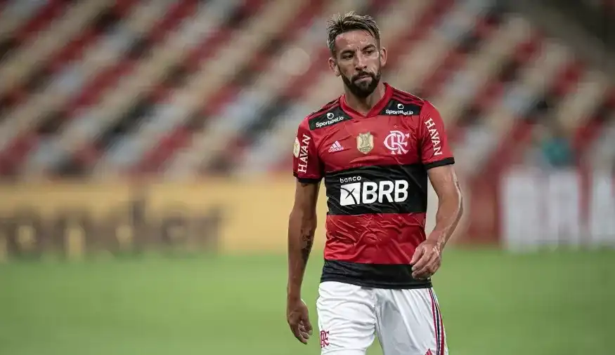 Em má fase, Isla sofre críticas dos torcedores e apaga as fotos com a camisa do Flamengo em rede social