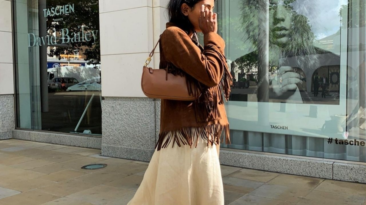 Vestido com casaco atravessa estações e ganha novas leituras