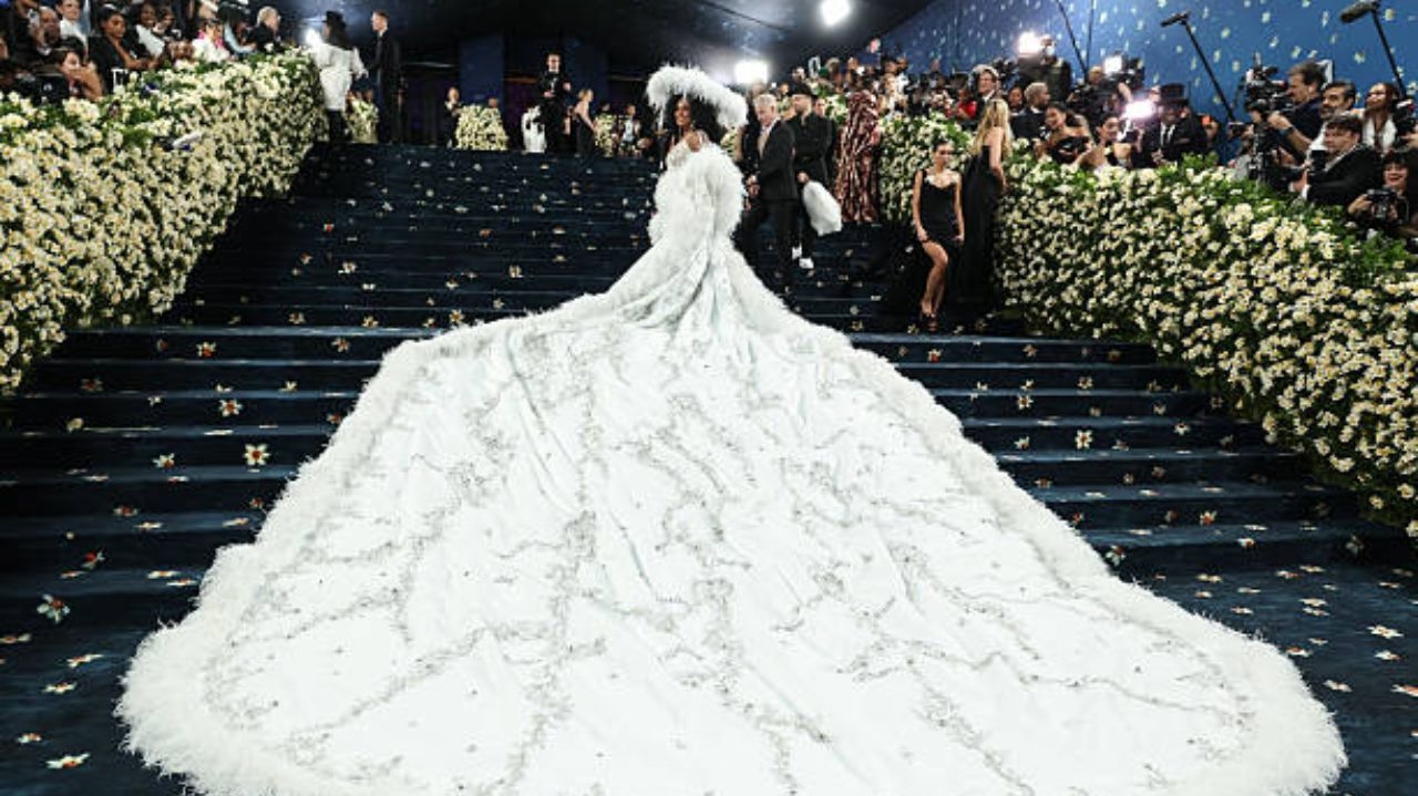 Met Gala 2025: Diana Ross faz retorno ao evento usando look com brilhos e penas