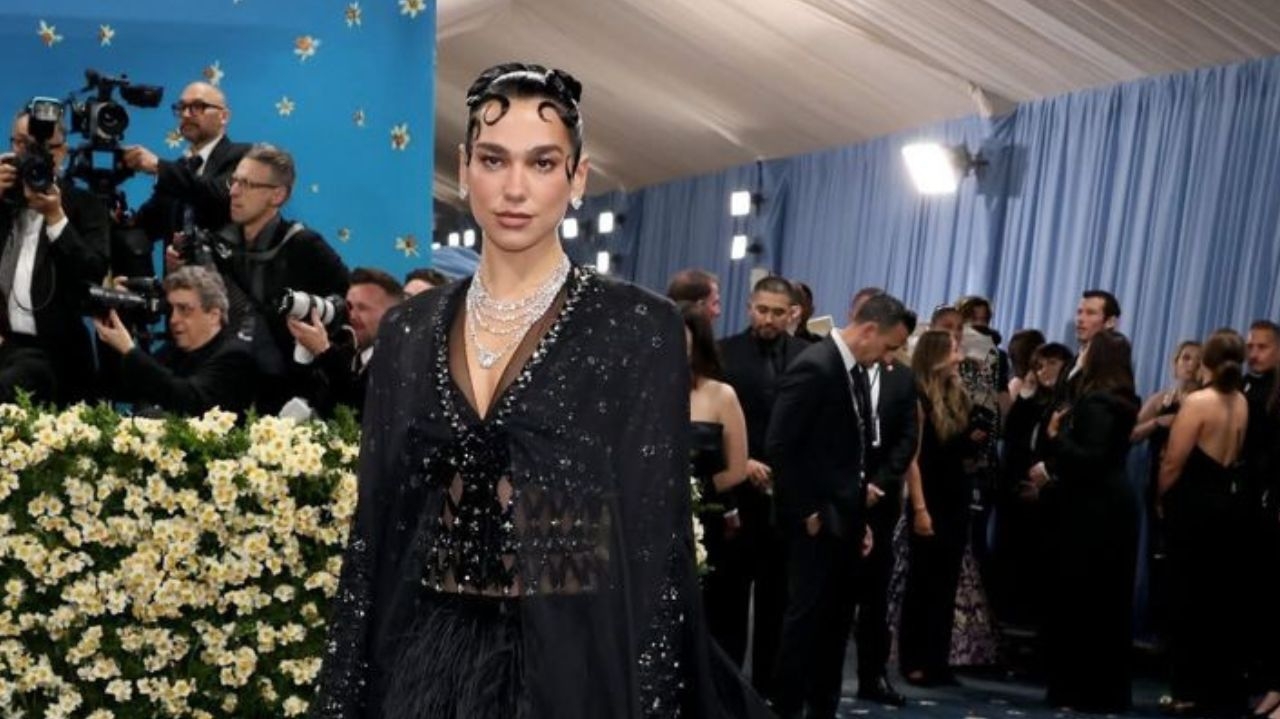 Met Gala 2025: Dua Lipa reinventa o glamour no tapete vermelho mais famoso da moda