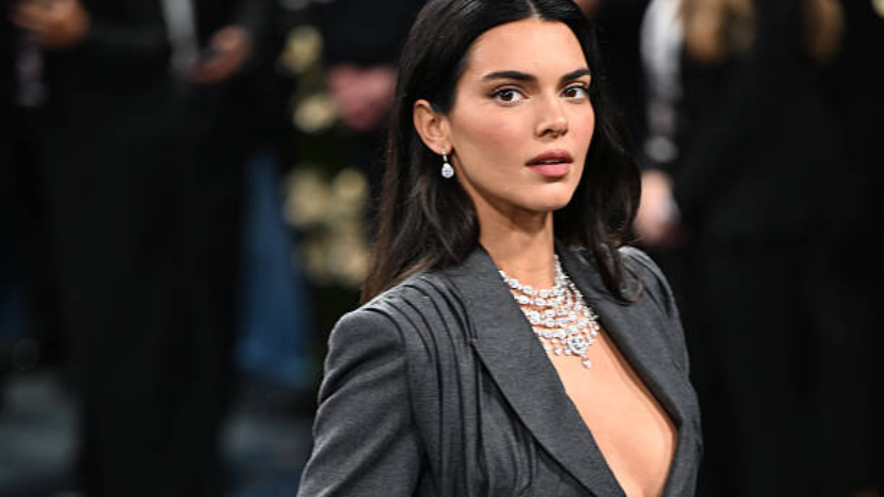 Met Gala: Kendall Jenner brilha com look da designer britânica Tori Shejue