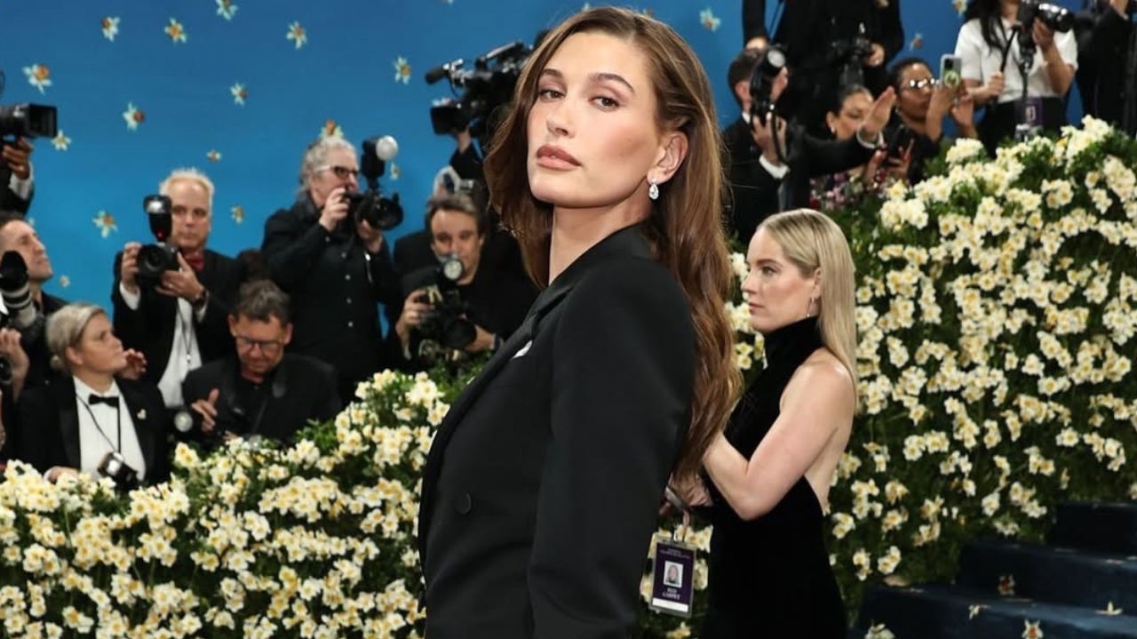 Ausência de Justin Bieber no Met Gala chama atenção durante aparição solo de Hailey