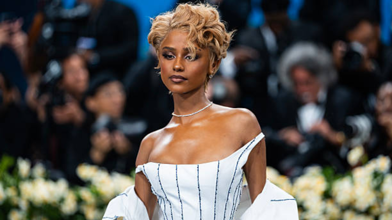 Tyla ocupa a escadaria do Met Gala com vestido de cauda monumental
