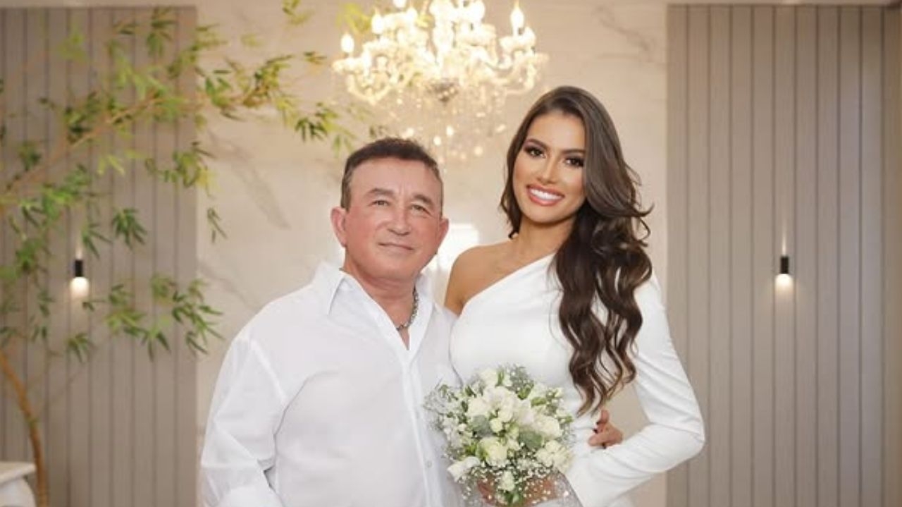 Amado Batista e Calita Franciele são vistos aos beijos em jogo de futebol