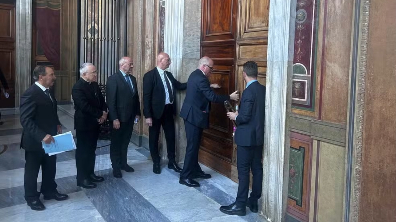 Vaticano inicia conclave 2025 com selamento do Palácio Apostólico